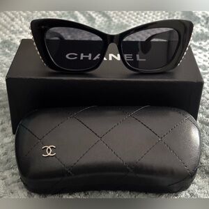 CHANEL Black Cat-Eye Sunglasses